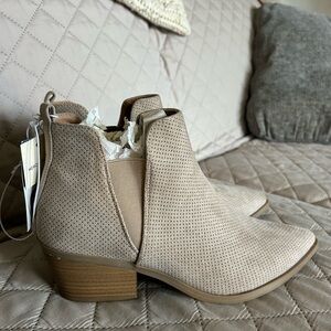 Universal Threads Ankle Boots